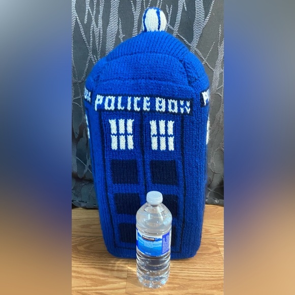 Custom - Decorative, knitted, foam filled TARDIS from Doctor Who - Picture 3 of 10